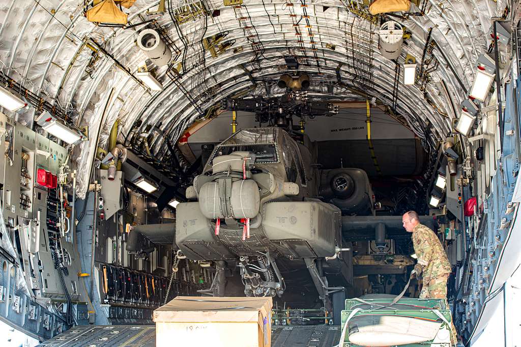 A U.S. Air Force Boeing C-17 Globmaster III aircraft - NARA & DVIDS ...