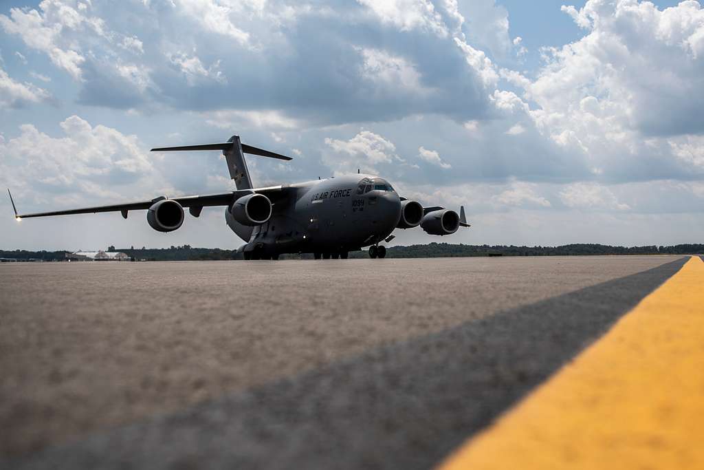 A C-17 Globemaster Iii Taxis On The Flightline At The - Nara & Dvids 