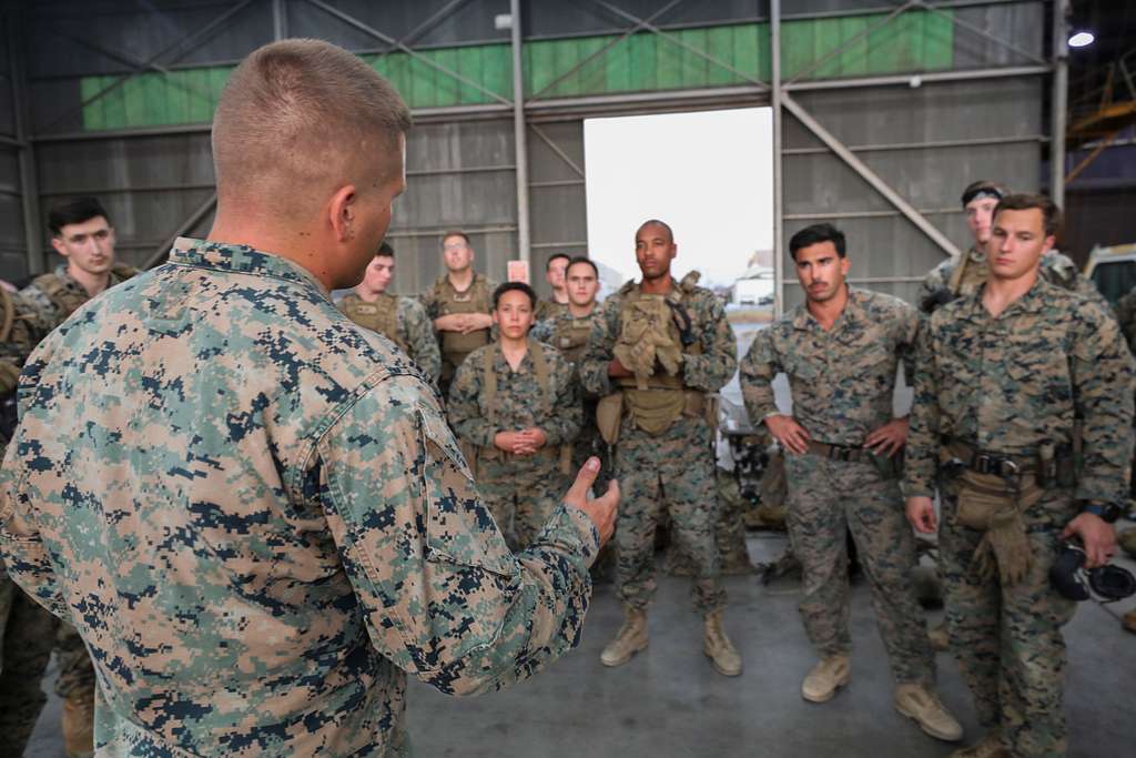 A U.S. Marine platoon commander with Special Purpose - NARA & DVIDS ...