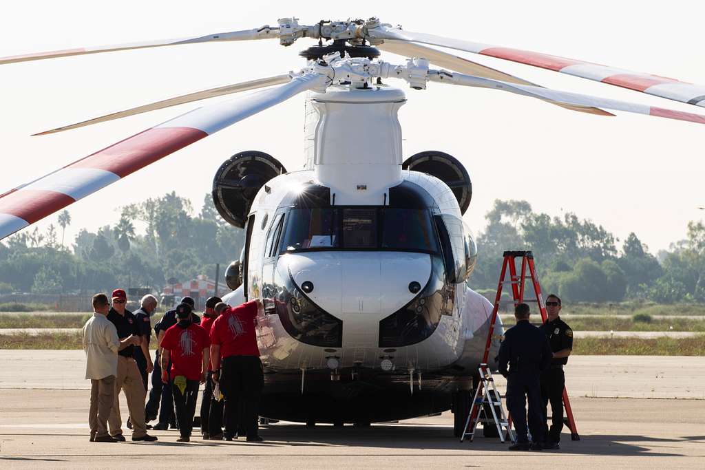 A CH-47 Chinook Heavy-lift Helicopter Owned And Operated - NARA & DVIDS ...