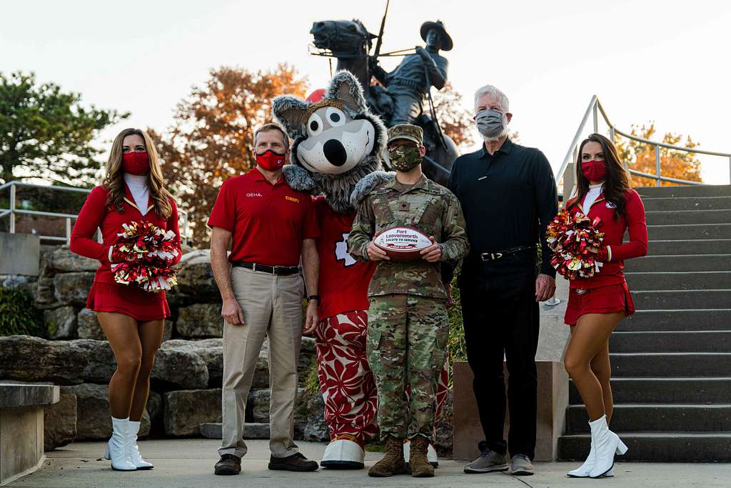 DVIDS - Images - Jacksonville Jaguars Salute to Service game [Image 4 of 9]