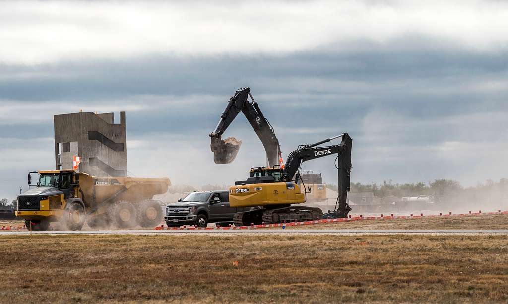 A Landing Craft Air Cushion (LCAC) vehicle, assigned to USS Bonhomme  Richard (LHD 6) and Expeditionary