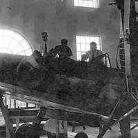 Estudiantes de ingenieria aeronautica UNLP con el Spitfire 01