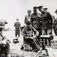 King George VI inspecting the Australian 2-1st Machine Gun Battalion ...