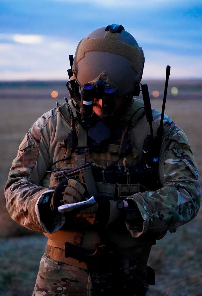 An Air Force Special Tactics operator from the 125th - NARA & DVIDS ...