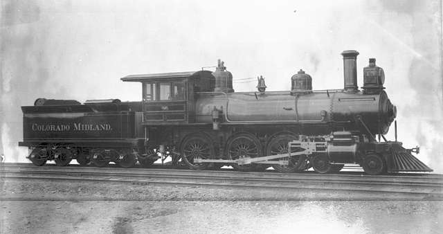 Un antiguo ferrocarril Midland 4-4-0, compuesto de tres cilindros