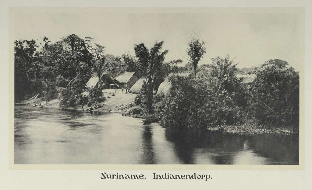 Suriname. Indianendorp. - Indiaansche kinderen. by SURINAME