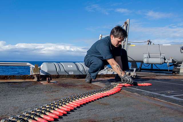 DVIDS - Images - USS Mitscher sliding pad eye maintenance [Image 7