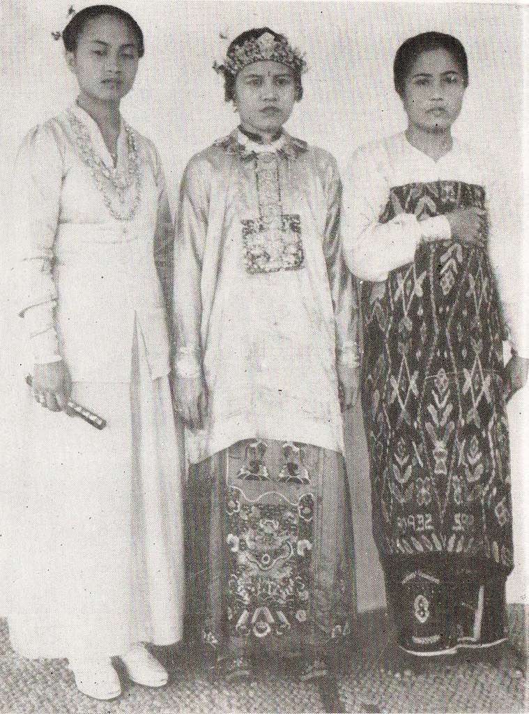 Women in traditional North Moluccan outfits, Kami Memperkenalkan Maluku ...