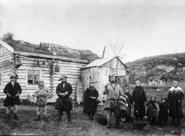 Familien Ole Persen Savio Og Jon Andersen Must Foran Musts Hus, Sandnes ...