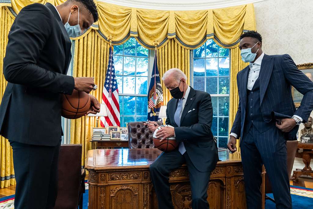 File:President Joe Biden greets Kansas City Chiefs' President Mark Donovan,  Head Coach Andy Reid and players Patrick Mahomes and Travis Kelce in the  Oval Office of the White House on June 5