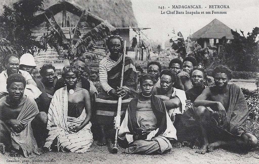 Madagascar-Betroka-Le chef Bara Inapaka et ses femmes - PICRYL Public ...