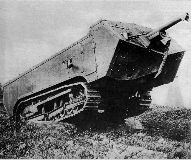 Franse Tank - An old tank sitting on top of a grass covered field