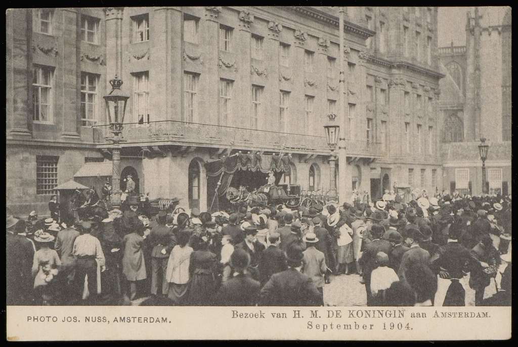 Het Koninklijk Paleis Op De Dam Tijdens Een Bezoek Van Koningin