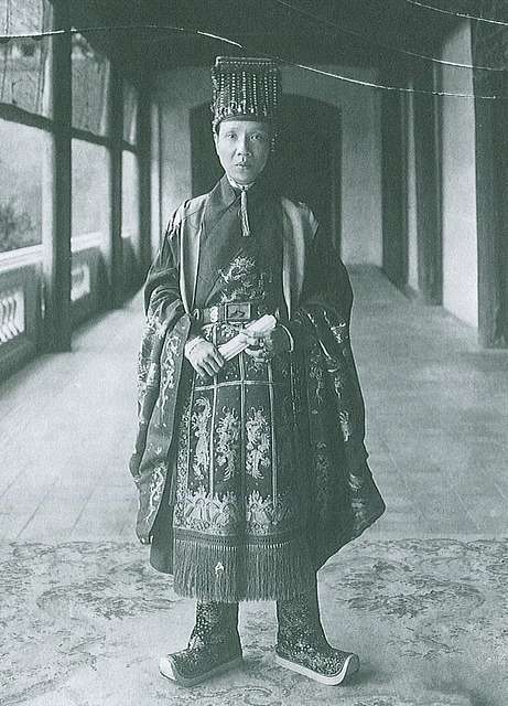 越南阮朝弘宗宣皇帝阮福晙（启定1916年—1925年）31岁登基时的冕 