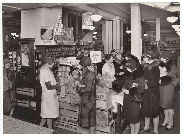 File:Rhodes Department Store interior showing jewelry and accessory  departments, Seattle, ca 1925 (SEATTLE 2884).jpg - Wikimedia Commons