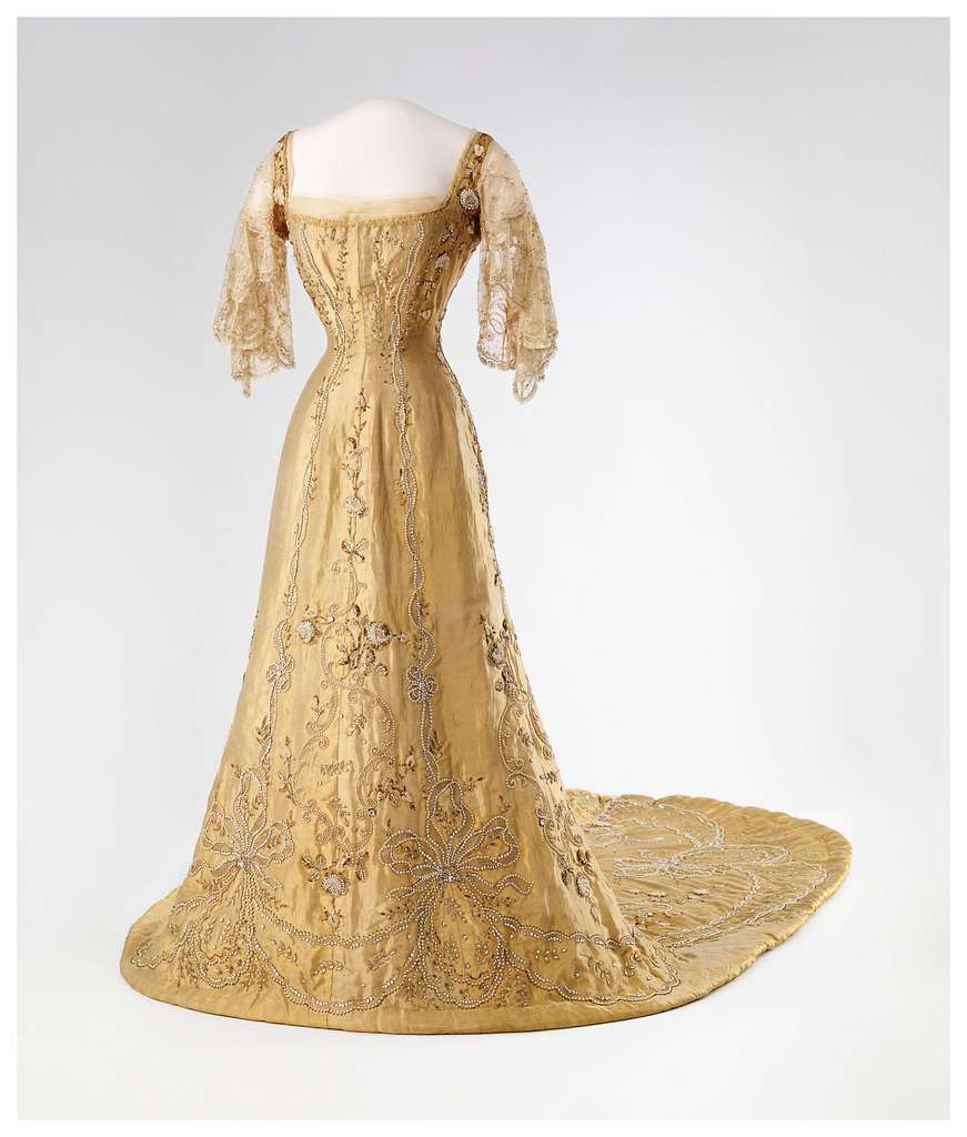 Coronation gown of Queen Maud - Dronning Mauds kroningskjole - OK-1962 ...