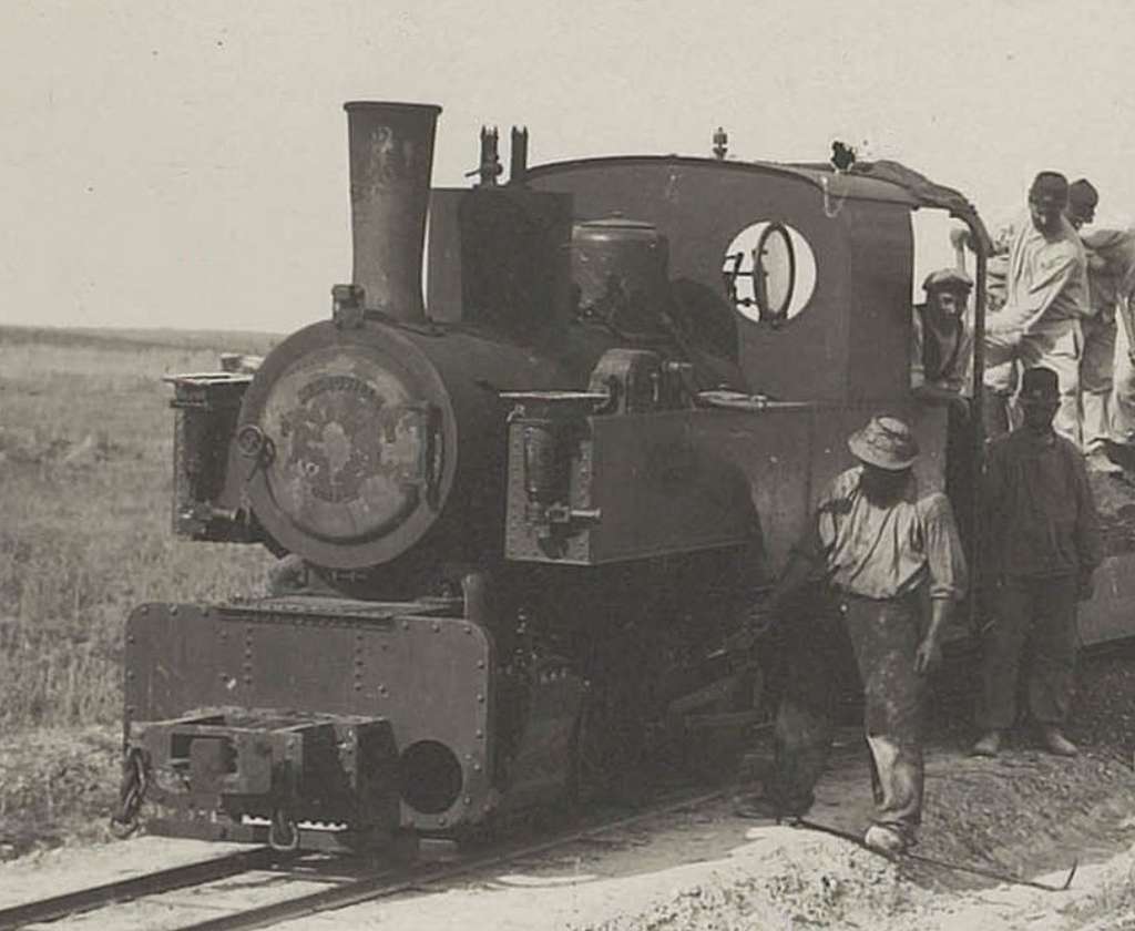 Decauville 'Progres' locomotive with jacks clipped to the water tanks ...