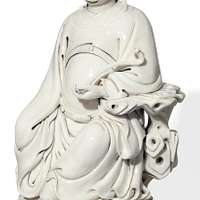 明德化何朝宗作文昌帝君坐像- A white statue of a person sitting on