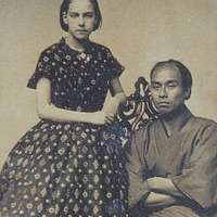 Fukuzawa Yukichi with the girl of the photo studio - PICRYL - Public 