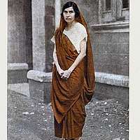 File:Woman wearing sari (39788385540).jpg - Wikimedia Commons