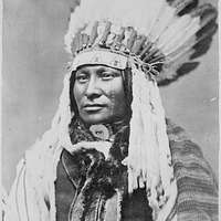 File:Washakie (Shoots-the-Buffalo-Running), a Shoshoni chief, half-length,  seated, holding pipe - NARA - 530875.jpg - Wikimedia Commons