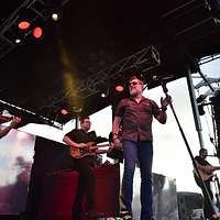 BaseFEST performing Artist Dustin Lynch poses with a fan during a