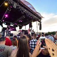 BaseFEST performing Artist Dustin Lynch poses with a fan during a