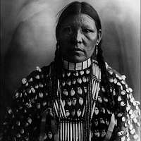 File:Washakie (Shoots-the-Buffalo-Running), a Shoshoni chief, half-length,  seated, holding pipe - NARA - 530875.jpg - Wikimedia Commons